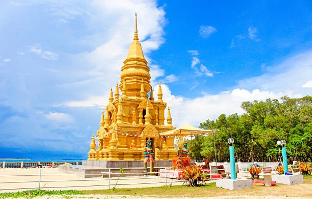 Laem Sor Pagoda in Ko Samui Pictures